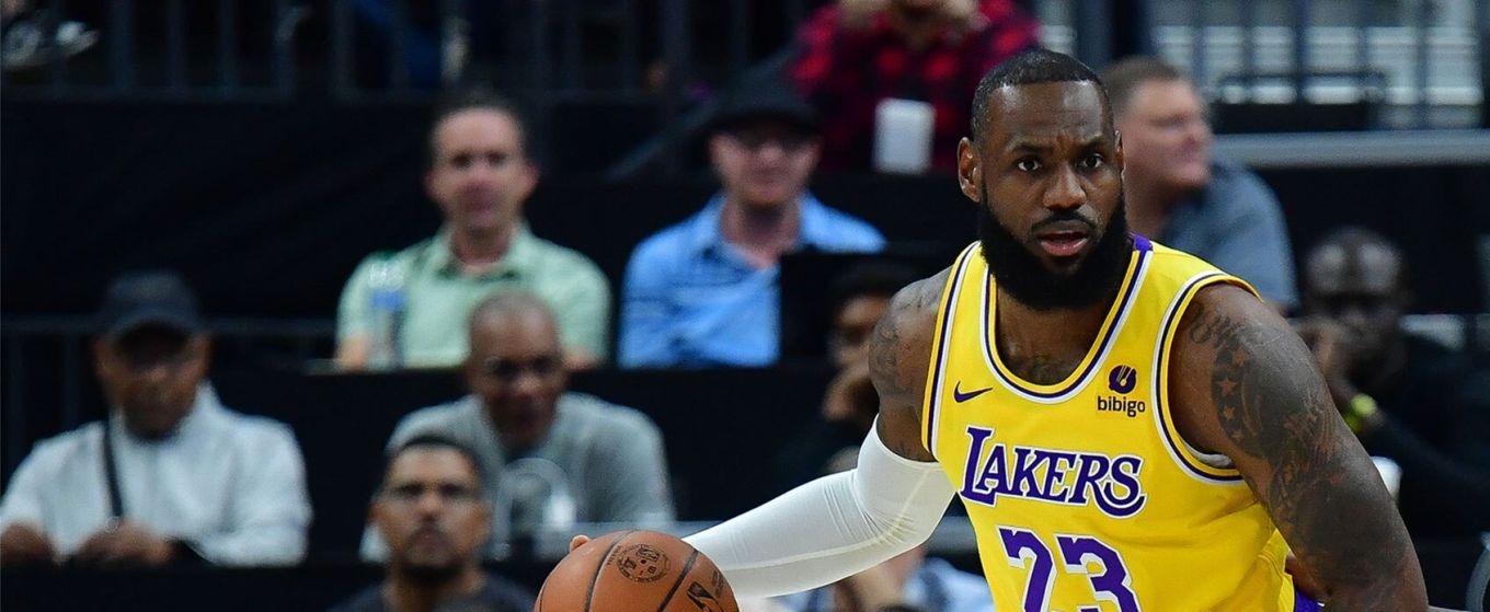 Lebron James wearing the blue kit on the Lakers' road trip! : r/ussoccer